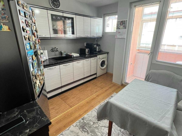 Тристаен апартамент в Търговище, Център - 92 кв.м за 2 €/кв.м - Снимка #1