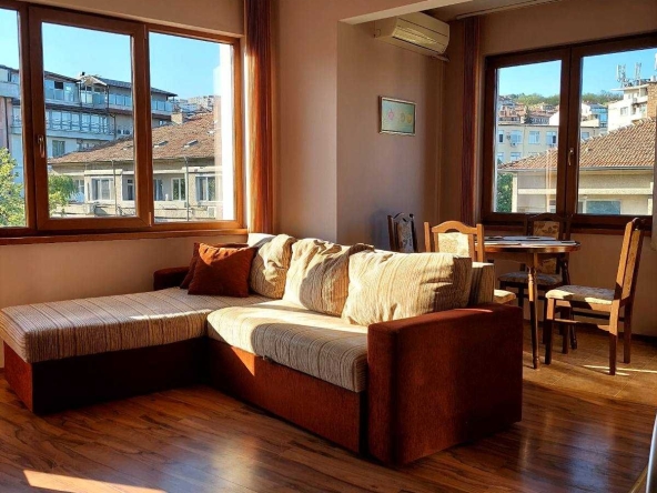 Дава се под наем Двустаен апартамент в Велико Търново, Център - 55 кв.м за 255 € - Снимка #1