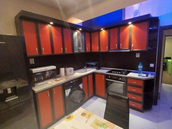 Дава се под наем Тристаен апартамент в Шумен, Център - 80 кв.м за 408 € - Снимка #1