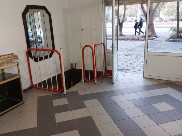 Дава се под наем Промишлена сграда в Пловдив, Кючук Париж - 45 кв.м за 200 € - Снимка #1