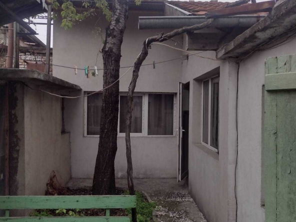 Дава се под наем Етаж от къща в Варна, Трошево - 30 кв.м за 153 € - Снимка #1