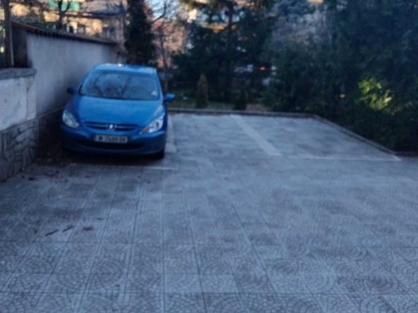 Дава се под наем Гараж / Паркомясто в София, Лозенец - 14 кв.м за 117.3 € - Снимка #1