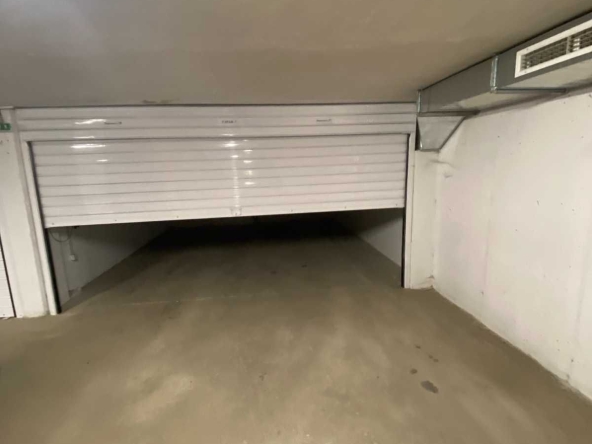 Дава се под наем Гараж / Паркомясто в София, Зона Б-18 - 12 кв.м за 102 € - Снимка #1