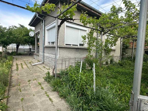 Дава се под наем Къща в с. Овощник, Област Стара Загора - 90 кв.м за 86190 € - Снимка #1