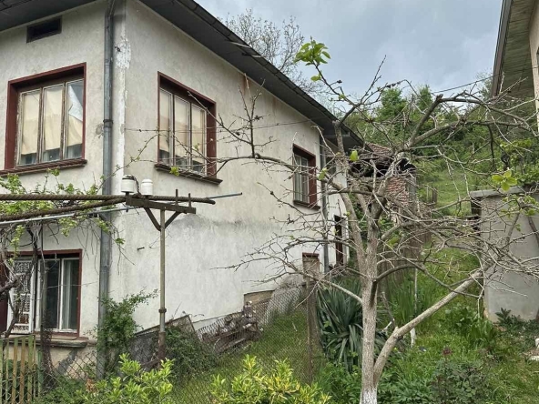 Къща в с. Превала, Област Монтана - 300 кв.м за 84 €/кв.м - Снимка #1