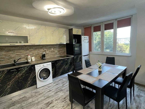 Дава се под наем Тристаен апартамент в Бургас, Братя Миладинови - 100 кв.м за 816 € - Снимка #1