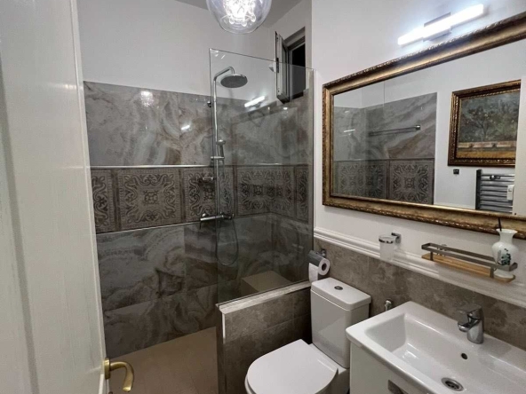 Дава се под наем Тристаен апартамент в София, Център - 115 кв.м за 999 € - Снимка #1