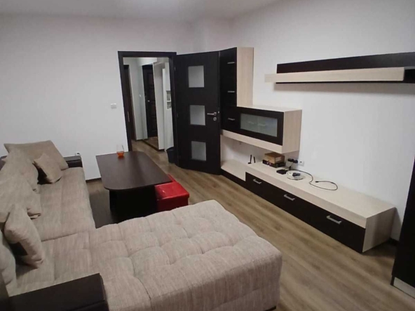 Дава се под наем Тристаен апартамент в Пазарджик, Център - 68 кв.м за 5.1 € - Снимка #1