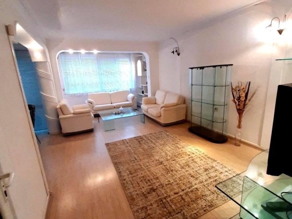 Дава се под наем Многостаен апартамент в Бургас, Център - 146 кв.м за 765 € - Снимка #1