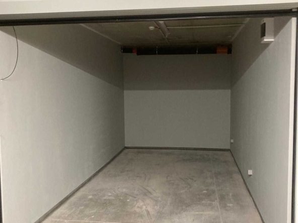 Дава се под наем Гараж / Паркомясто в София, Зона Б-5 - 18 кв.м за 142.8 € - Снимка #1