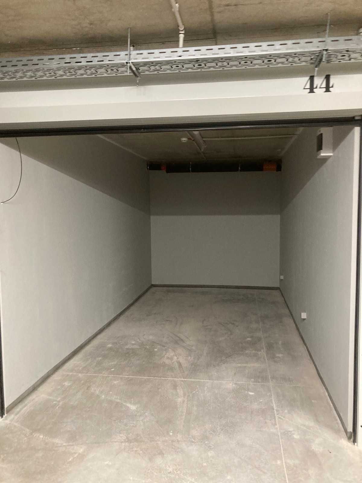 Дава се под наем Гараж / Паркомясто в София, Зона Б-5 - 18 кв.м за 142.8 € - Снимка #1