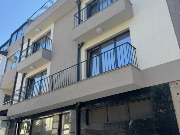 Тристаен апартамент в Разград, Център - 91 кв.м за 18 €/кв.м - Снимка #1