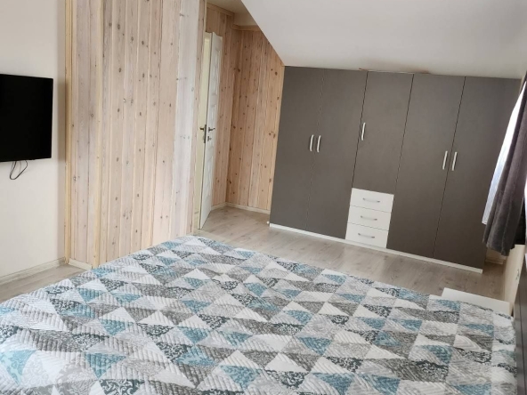 Дава се под наем Етаж от къща в Банско - 100 кв.м за 0.51 € - Снимка #1