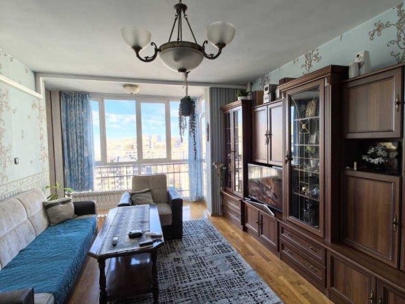 Дава се под наем Тристаен апартамент в София, Център - 100 кв.м за 990 € - Снимка #1