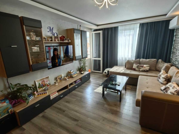 Тристаен апартамент в Перник, Изток - 80 кв.м за 1918 €/кв.м - Снимка #1