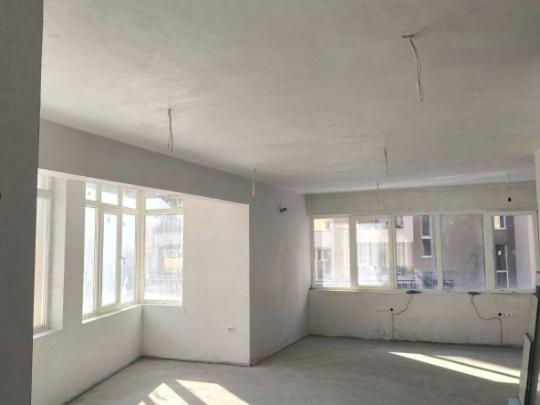 Дава се под наем Магазин в Пловдив, Кючук Париж - 80 кв.м за 408 € - Снимка #1