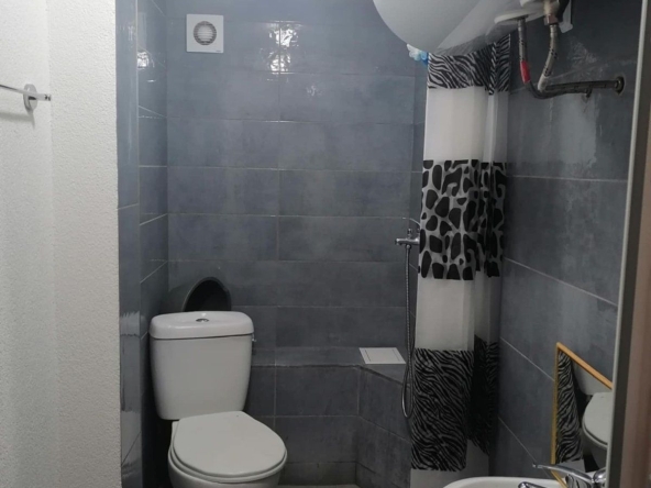 Дава се под наем Едностаен апартамент в Враца, Център - 30 кв.м за 127.5 € - Снимка #1