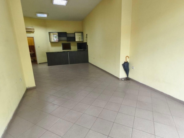 Дава се под наем Магазин в Пловдив, Кършияка - 52 кв.м за 357 € - Снимка #1