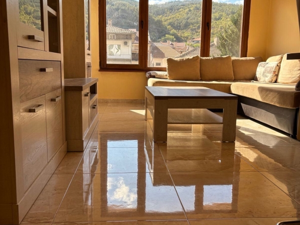 Дава се под наем Тристаен апартамент в Асеновград - 95 кв.м за 433.5 € - Снимка #1