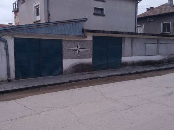 Къща в Казанлък - 200000 кв.м за 1 €/кв.м - Снимка #1