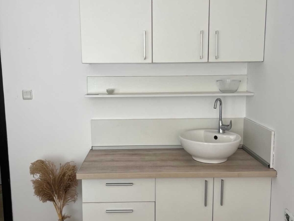 Дава се под наем Тристаен апартамент в Варна, Център - 70 кв.м за 816 € - Снимка #1