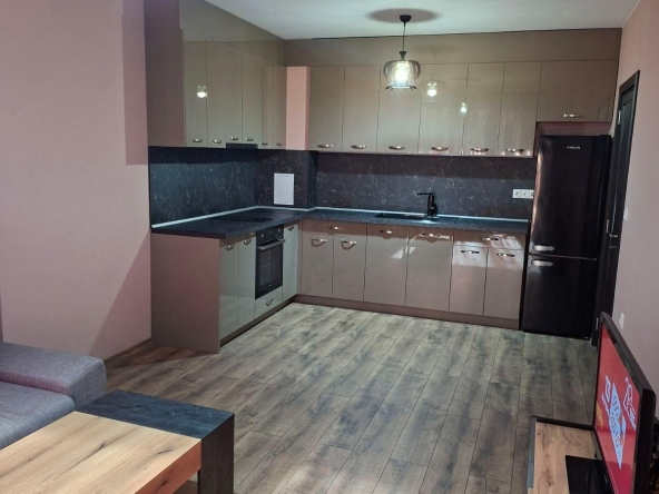 Дава се под наем Двустаен апартамент в Бургас, Славейков - 68 кв.м за 561 € - Снимка #1