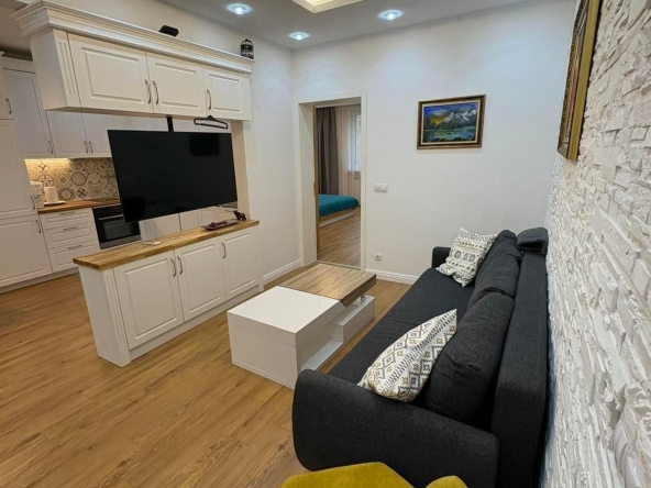 Дава се под наем Тристаен апартамент в София, Център - 90 кв.м за 1500 € - Снимка #1