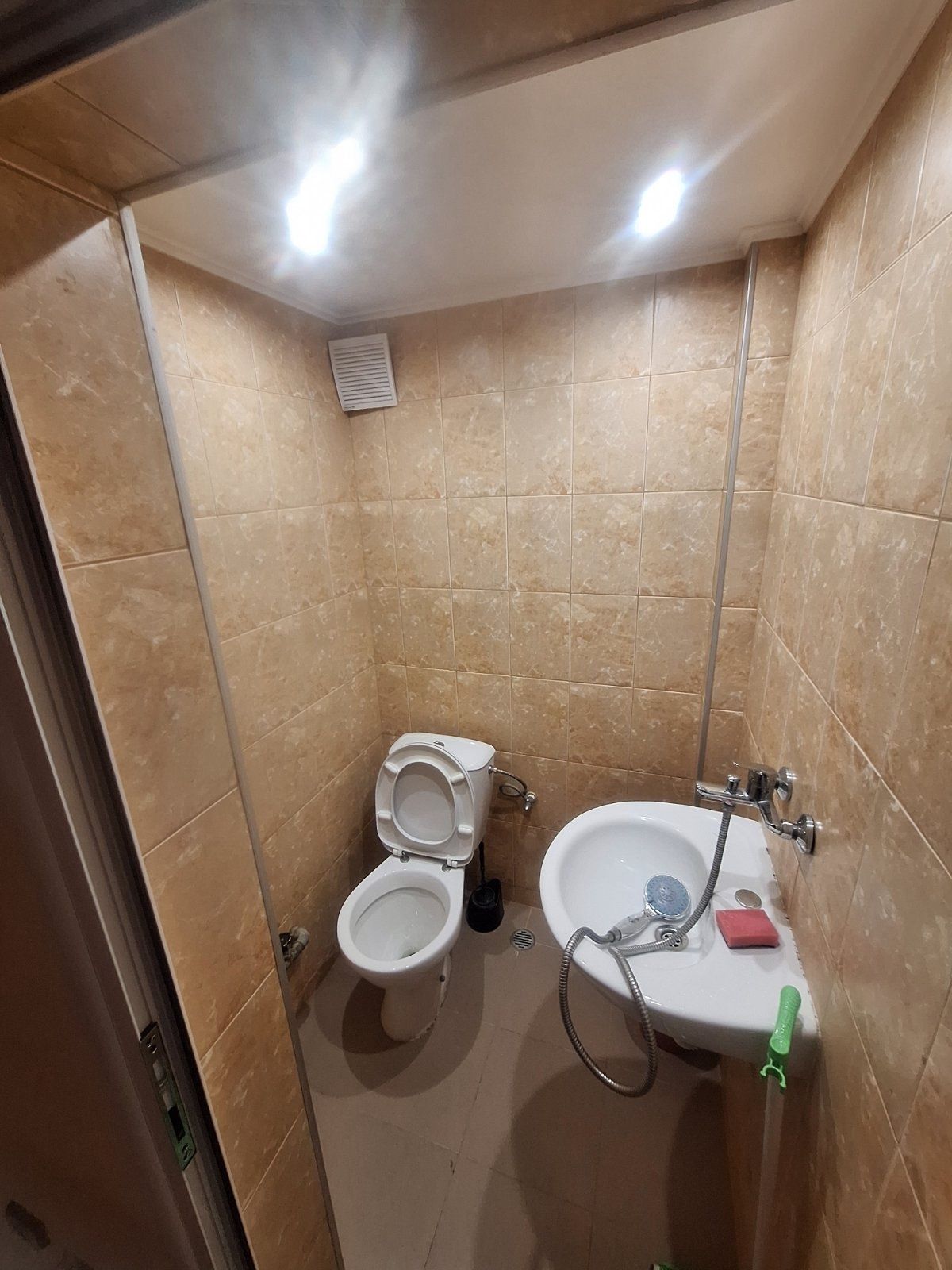 Дава се под наем Гараж / Паркомясто в Варна, Цветен квартал - 18 кв.м за 150 € - Снимка #1