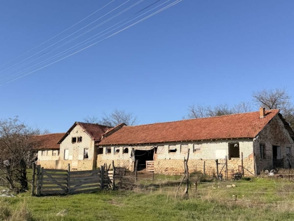 Промишлена сграда в с. Коевци, Област Велико Търново - 1040 кв.м за 98 €/кв.м - Снимка #1