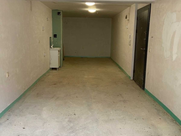 Дава се под наем Гараж / Паркомясто в Варна, Колхозен пазар - 35 кв.м за 153 € - Снимка #1