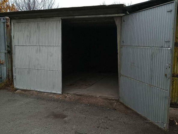 Дава се под наем Гараж / Паркомясто в Свищов - 20 кв.м за 40.8 € - Снимка #1