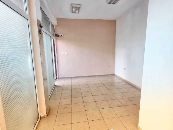 Дава се под наем Магазин в Асеновград - 22 кв.м за 41893.44 € - Снимка #1