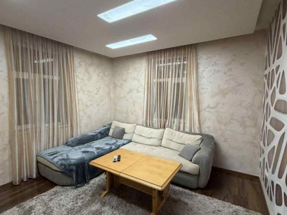 Дава се под наем Тристаен апартамент в София, Център - 92 кв.м за 992.46 € - Снимка #1
