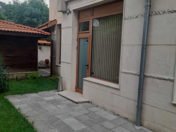 Дава се под наем Офис в Разлог - 46 кв.м за 204 € - Снимка #1