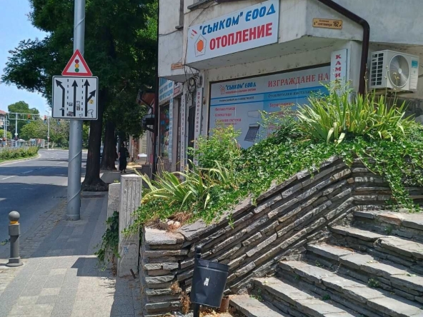 Дава се под наем Магазин в Пловдив, Старият град - 45 кв.м за 255 € - Снимка #1