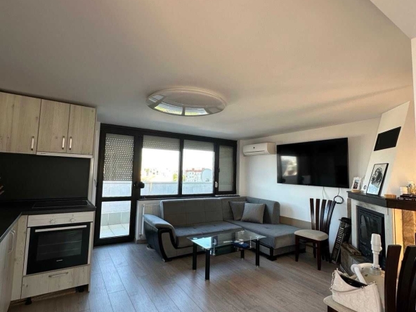 Дава се под наем Двустаен апартамент в Пловдив, Въстанически - 110 кв.м за 459 € - Снимка #1