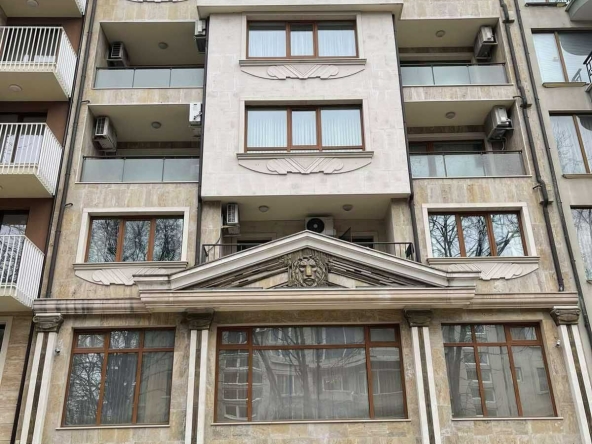 Дава се под наем Тристаен апартамент в Варна, Център - 120 кв.м за 1196.97 € - Снимка #1