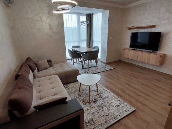 Дава се под наем Двустаен апартамент в Шумен, Пазара - 68 кв.м за 443.7 € - Снимка #1