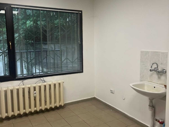 Дава се под наем Офис в Перник, Център - 16 кв.м за 127.5 € - Снимка #1