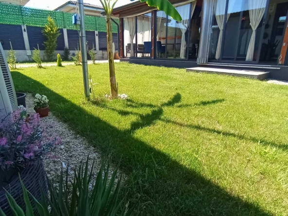 Дава се под наем Къща в с. Лозенец, Област Бургас - 100 кв.м за 239.19 € - Снимка #1