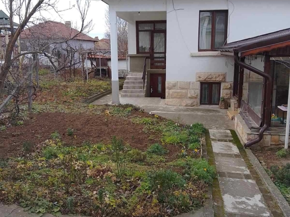 Къща в Разград, Орел - 684 кв.м за 317 €/кв.м - Снимка #1