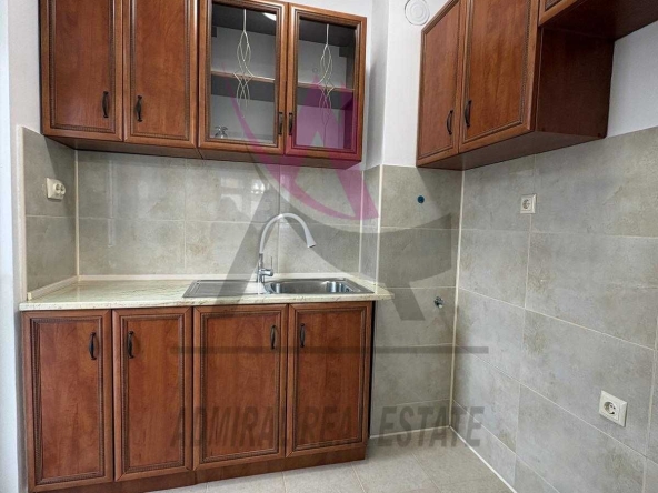 Дава се под наем Тристаен апартамент в Варна, Зимно кино Тракия - 85 кв.м за 458.49 € - Снимка #1