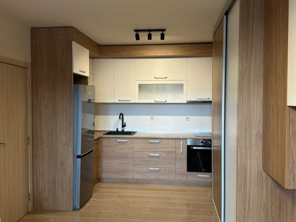 Дава се под наем Тристаен апартамент в София, Център - 54 кв.м за 418.71 € - Снимка #1
