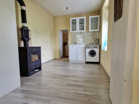 Къща в с. Девенци, Област Плевен - 375 кв.м за 130 €/кв.м - Снимка #1