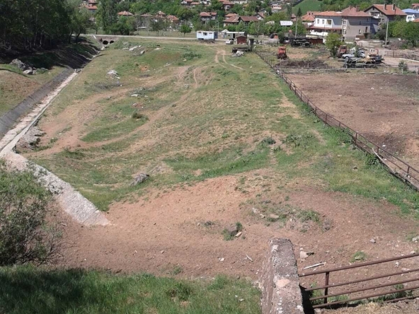 Парцел в София, Кремиковци - 16400 кв.м за 26 €/кв.м - Снимка #1