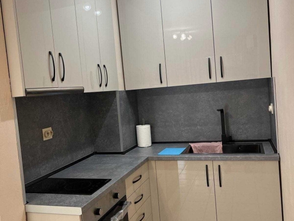 Дава се под наем Тристаен апартамент в Варна, Център - 72 кв.м за 598.23 € - Снимка #1