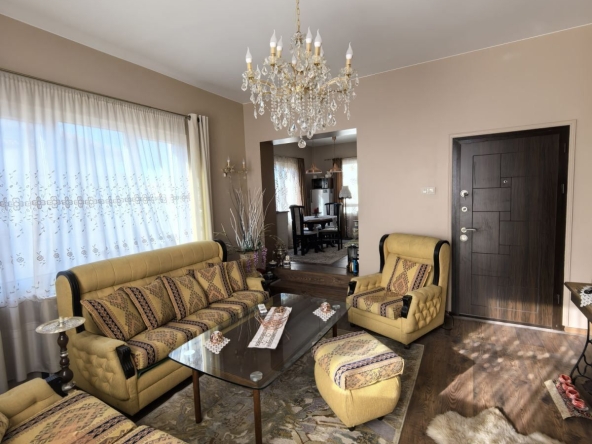 Етаж от къща в Самоков - 220 кв.м за 580 €/кв.м - Снимка #1