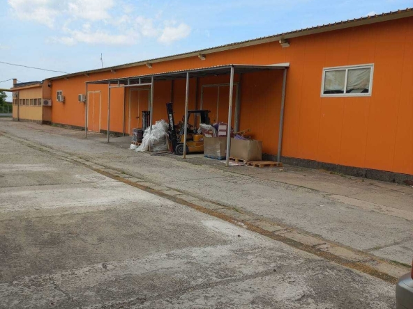 Дава се под наем Склад в Враца, Промишлена зона - Изток - 3929 кв.м за 2346 € - Снимка #1