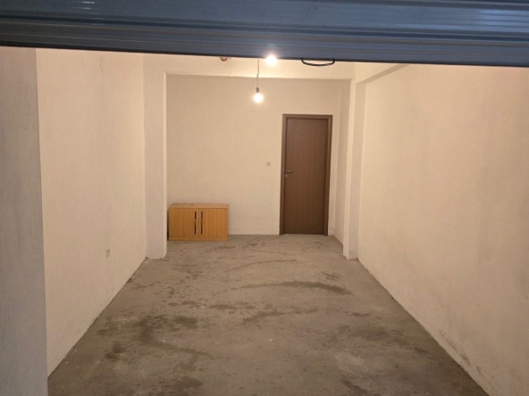 Дава се под наем Гараж / Паркомясто в Стара Загора, Център - 25 кв.м за 36906.15 € - Снимка #1