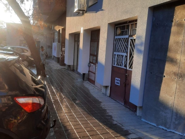 Дава се под наем Магазин в Плевен, Идеален център - 12 кв.м за 59.67 € - Снимка #1